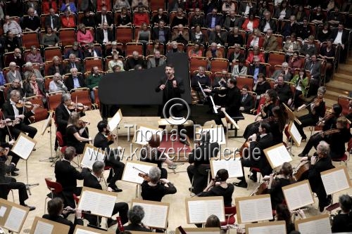 Deutsche Dirigent Matthias Pintscher leitet die Deutsche Kammerphilharmonie Bremen in Begleitung des französischen Pianisten Pierre-Laurent Aimard in der Philharmonie Köln (© Thomas Brill)